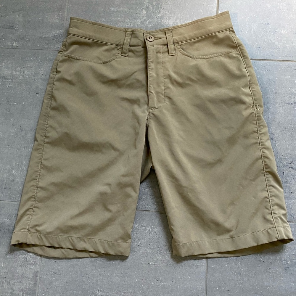 men’s Under Armour golf shorts size 30